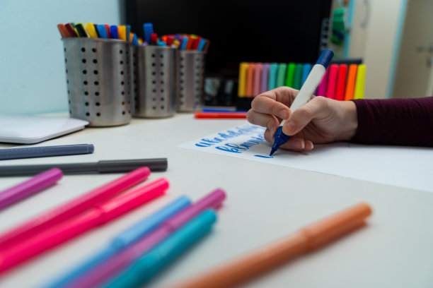 画字母表的女孩图片下载