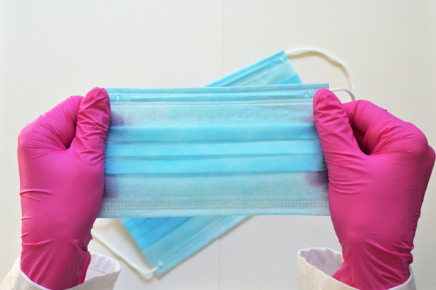 戴上防护口罩的护士或医生图片下载