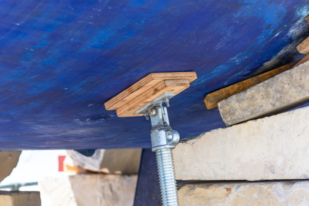 液压机械千斤顶由木制烘烤船支撑，船体底船用于修理。图片下载