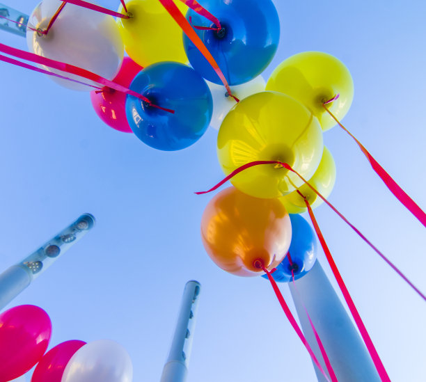 五颜六色的气球在蓝色的天空中飞翔图片下载