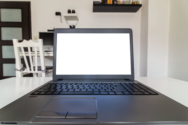 一个人在家里用笔记本电脑工作的低角度视图图片下载