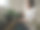 一名年轻女子正在整理仙人掌花盆图片下载