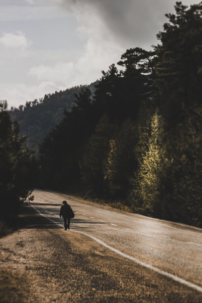 一个无家可归的人独自走在土耳其的路上图片下载