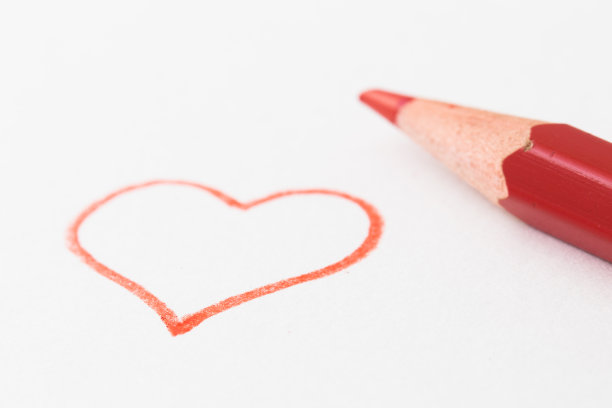红铅笔画着爱的心图片下载