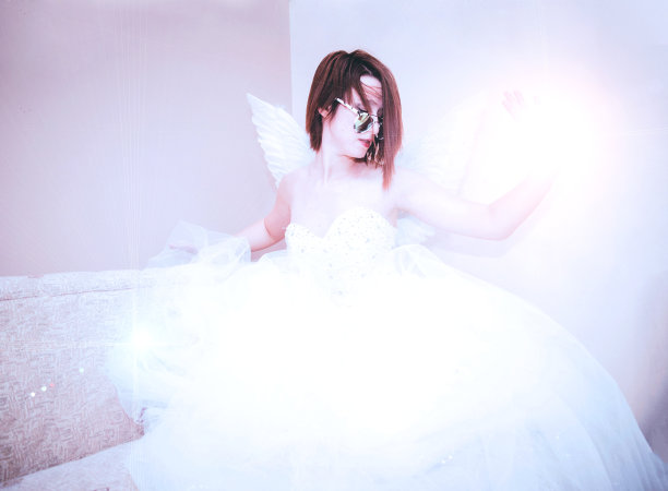 美丽的天使在一个白色连衣裙库存照片图片下载