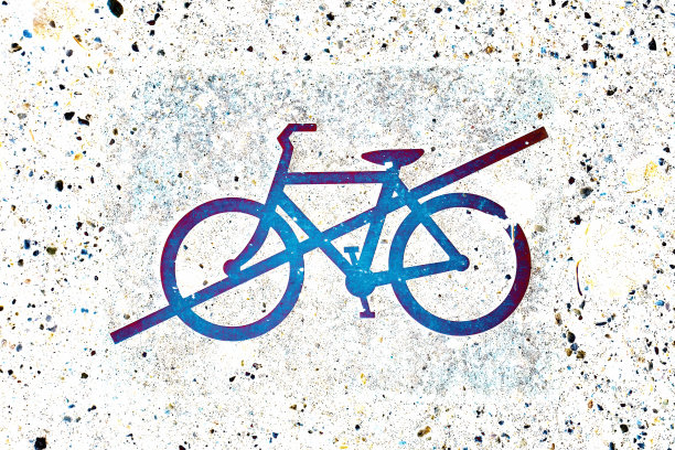 白色背景上禁止骑自行车的标志。图片下载