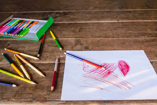 在白纸和木制彩色铅笔上作画图片下载