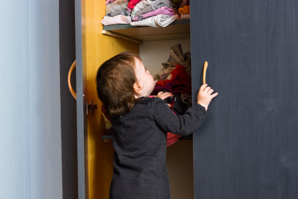 宝贝女儿，打开她的衣柜图片下载