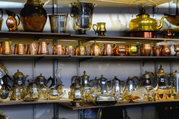 出售手工铜，黄铜和银制餐具。图片下载