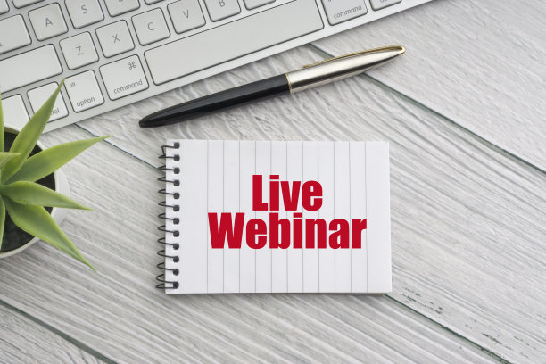 现场网络研讨会的文本装饰花，钢笔，键盘和笔记本木制背景图片下载