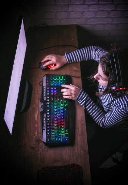 小女孩在新冠肺炎期间玩网络游戏图片下载