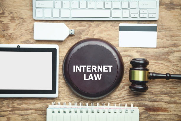 法官的木槌以其他物体为背景。互联网法律图片下载