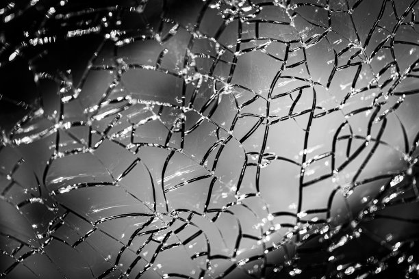 破碎的玻璃。玻璃纹理破裂，背光也破裂。镜子,破碎的背景。抽象的裂缝分布图。图片下载