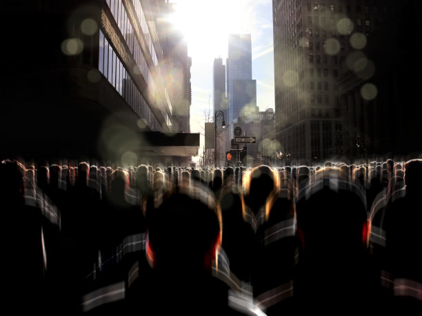 人们走在曼哈顿繁忙的街道上图片下载