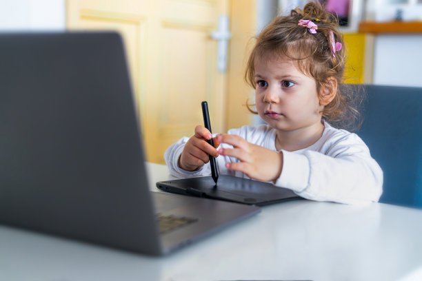 蹒跚学步的孩子在绘图板上溺水图片下载