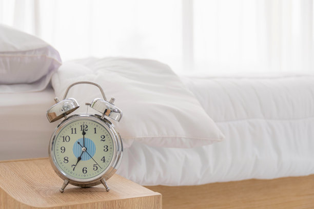 室内白色卧室，白色窗帘。素材图片