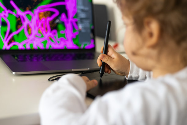 蹒跚学步的孩子在绘图板上溺水图片下载