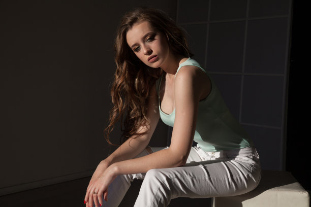 一个时髦漂亮的长头发女孩的肖像图片下载