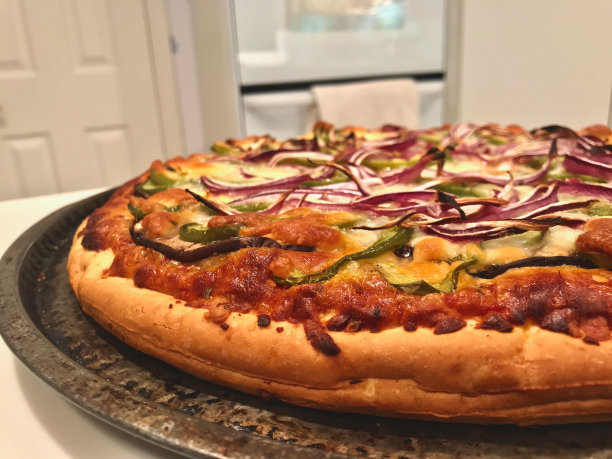 健康的奶酪蔬菜热烤箱烤披萨图片下载