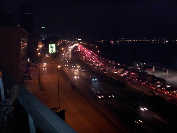 夜间阿比让市中心的泻湖岩架图片下载