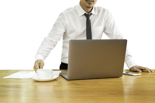 商人手持咖啡杯和笔记本电脑图片下载