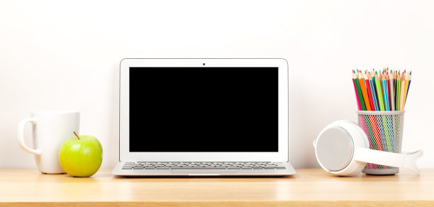 时尚的家庭工作室工作与笔记本电脑，用品和耳机图片下载