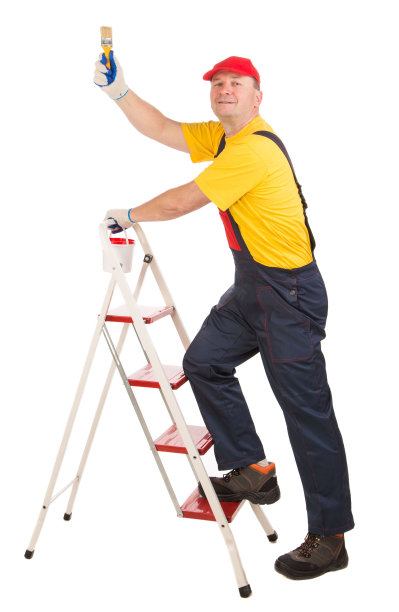 在楼梯上用刷子工作的工人图片下载