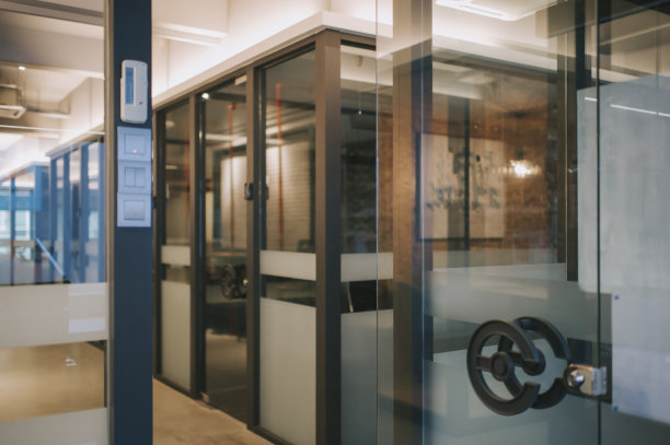 公司共用办公室插槽与玻璃门图片下载