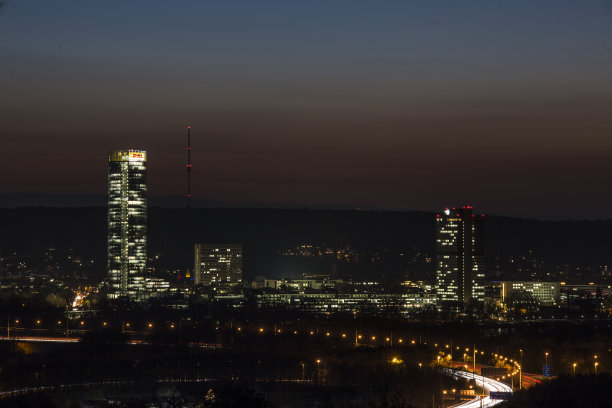 日落时分，莱茵河上的天际线进入德国的低山脉图片下载