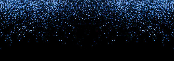 抽象蓝色散焦闪光假日全景背景上的黑色。闪亮的火花。新年圣诞发光的背景图片下载