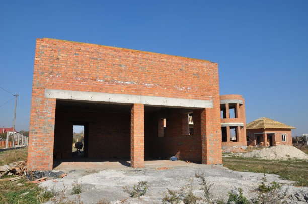 为两辆车建造建筑砖车库。未完成的车库建设。建设车库。图片下载