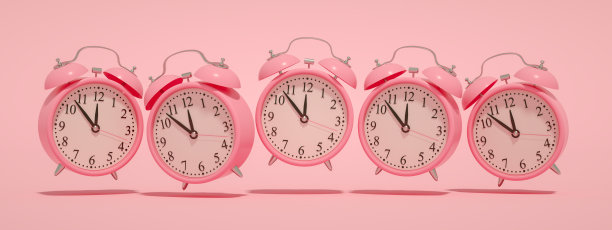 粉红色的背景上的3D粉色闹钟图片下载