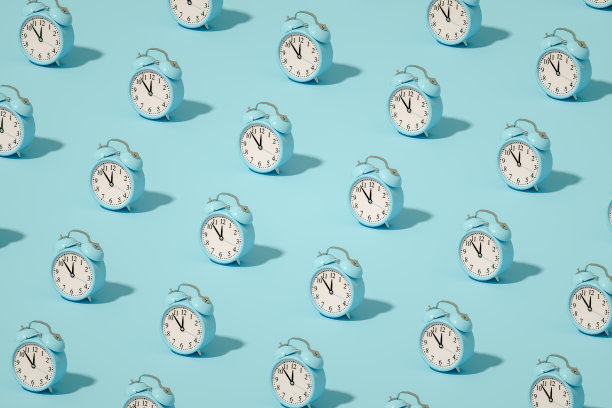 3D蓝色闹钟在蓝色背景，等距视图图片下载