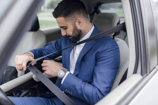 年轻的商人系着安全带图片下载