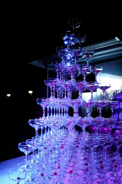 桌子上放着一堆放着樱桃的空马提尼酒杯。派对在俱乐部Phaselis玫瑰酒店在Kemer，土耳其，一个节日的晚上在Tekirova图片下载