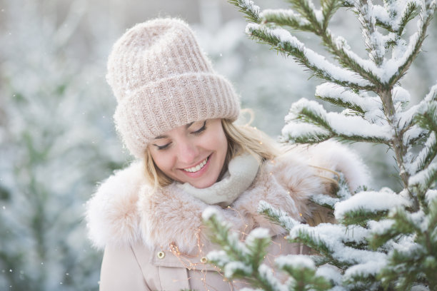 可爱的女孩的肖像看起来在一个冬天的一天云杉图片下载