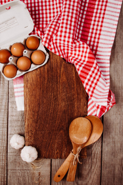 木质砧板，背景是大蒜，勺子和鸡蛋图片下载