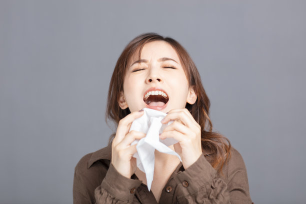 生病的年轻女子在擤鼻涕图片下载