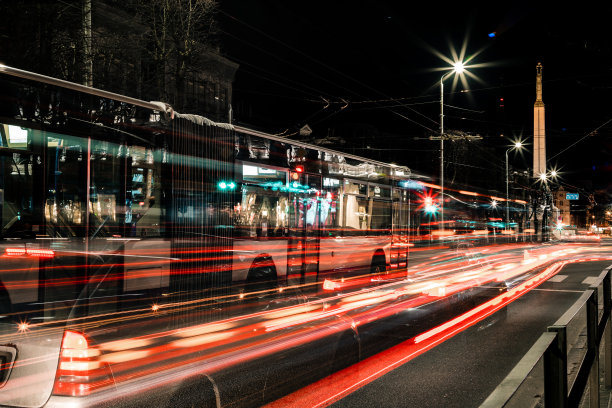夜间长曝光照片。道路上有灯光的痕迹。城市街道的野花。里加,拉脱维亚。图片下载