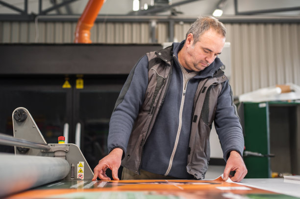 技术员在大型印刷厂车间和印刷车间办公室工作图片下载