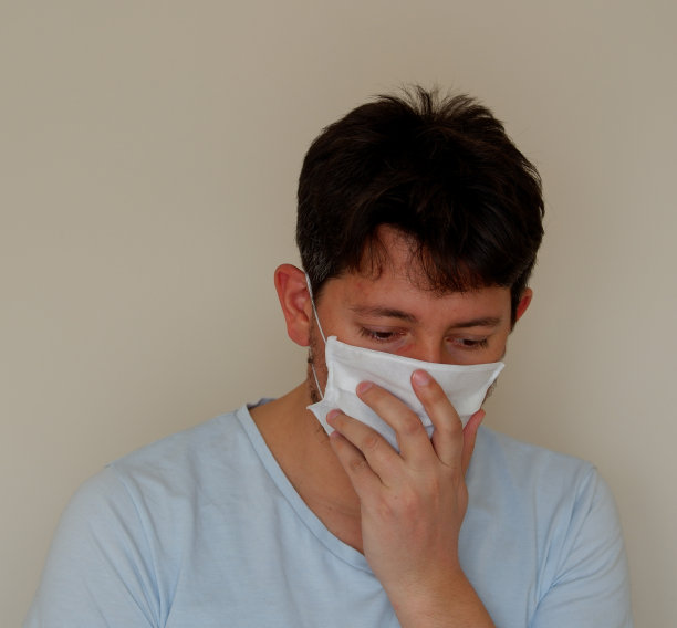 新冠肺炎大流行冠状病毒感染的男子戴口罩，以保护冠状病毒疾病的传播。图片下载