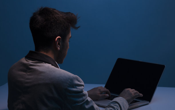 商人在白色桌子上用电脑做研究的背影图片下载