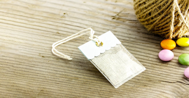 一个漂亮的标签和大理石巧克力和麻线和木材背景。图片下载