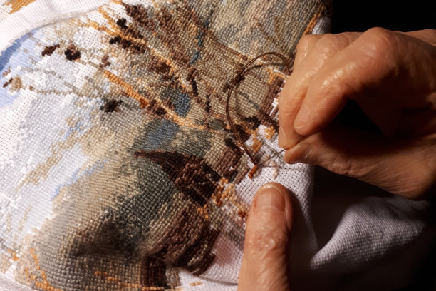 女手绣一幅画图片下载