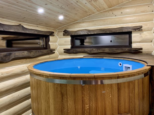 池子从木屋里出来。木制温泉漩涡。在桑拿浴室游泳用的圆形木桶。图片下载