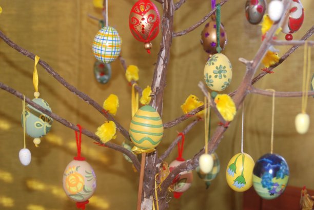 复活节彩蛋树装饰手工装饰复活节彩蛋或Paschal彩蛋。传统上，在许多基督教国家，复活节是常见的装饰房屋的时间图片下载
