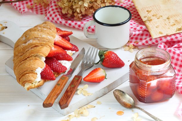 羊角面包和草莓图片下载