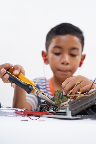 亚洲学童在电子电脑零件上装配处理器图片下载