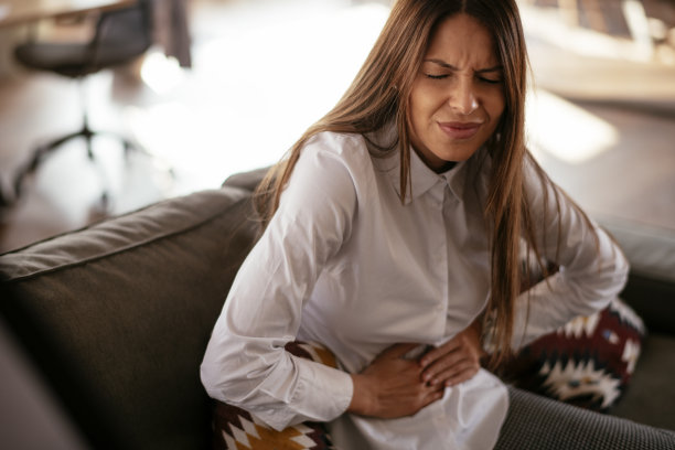 胃痛的女人图片下载