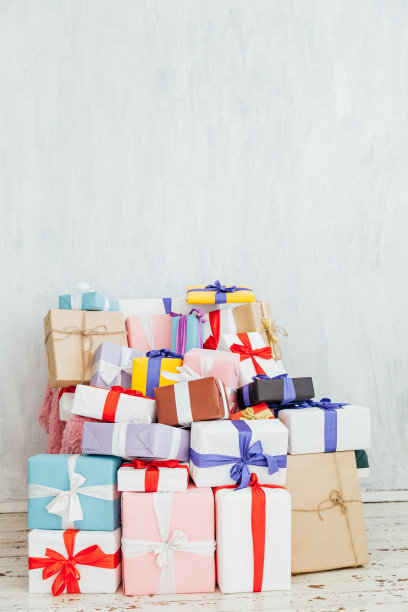 灰色背景上有很多生日礼物图片下载